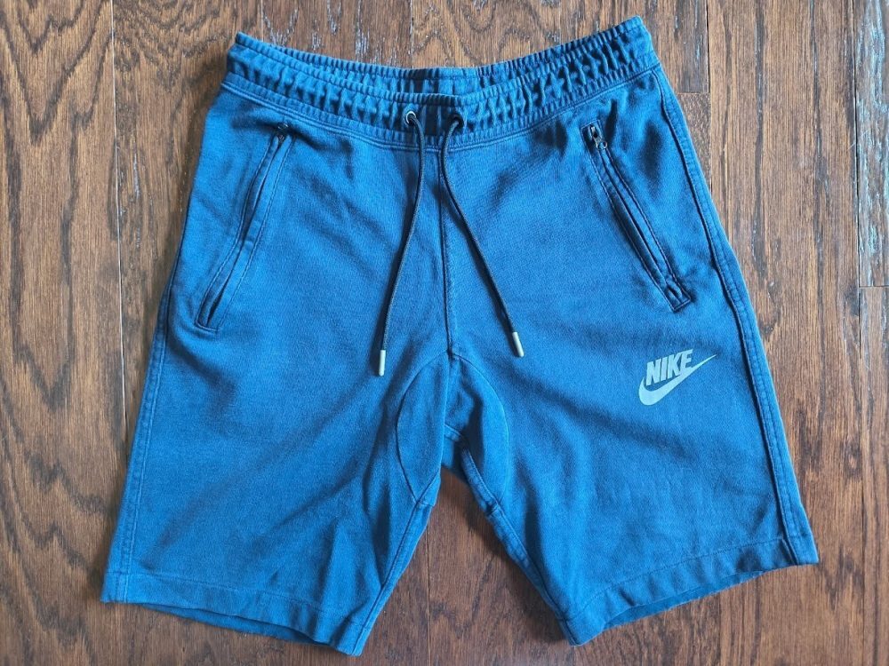 Item DescriptionCondition: Pre-owned in good condition. The fabric shows standar